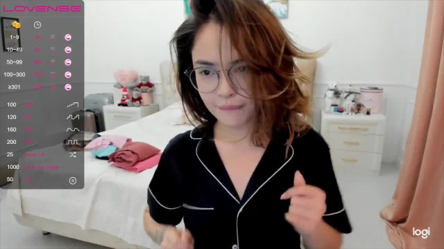 Смазливая крошка Or1ka любит общаться и дрочить киску